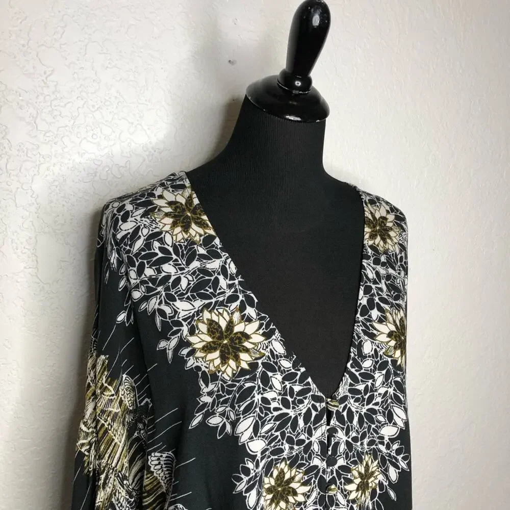 Free People black white tan bird floral v neck button top size Small